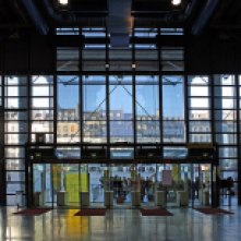 Vue de l'entrée du Centre Pompidou et de la piazza en arrière-plan Depuis le forum. © Photo Georges Meguerditchian.