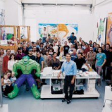 Jeff Koons dans son atelier entouré de ses assistants.